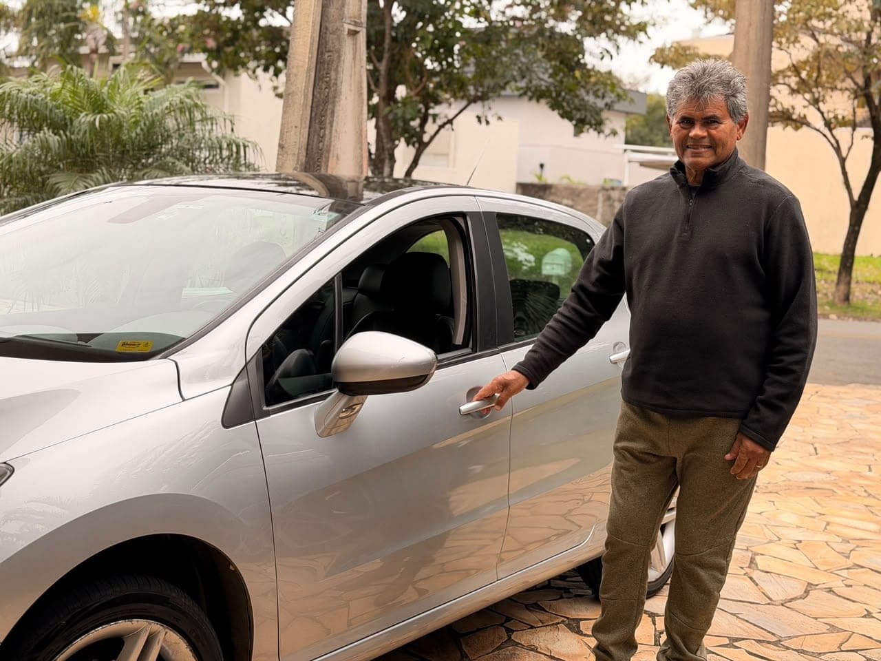 Benedito abrindo a porta do carro